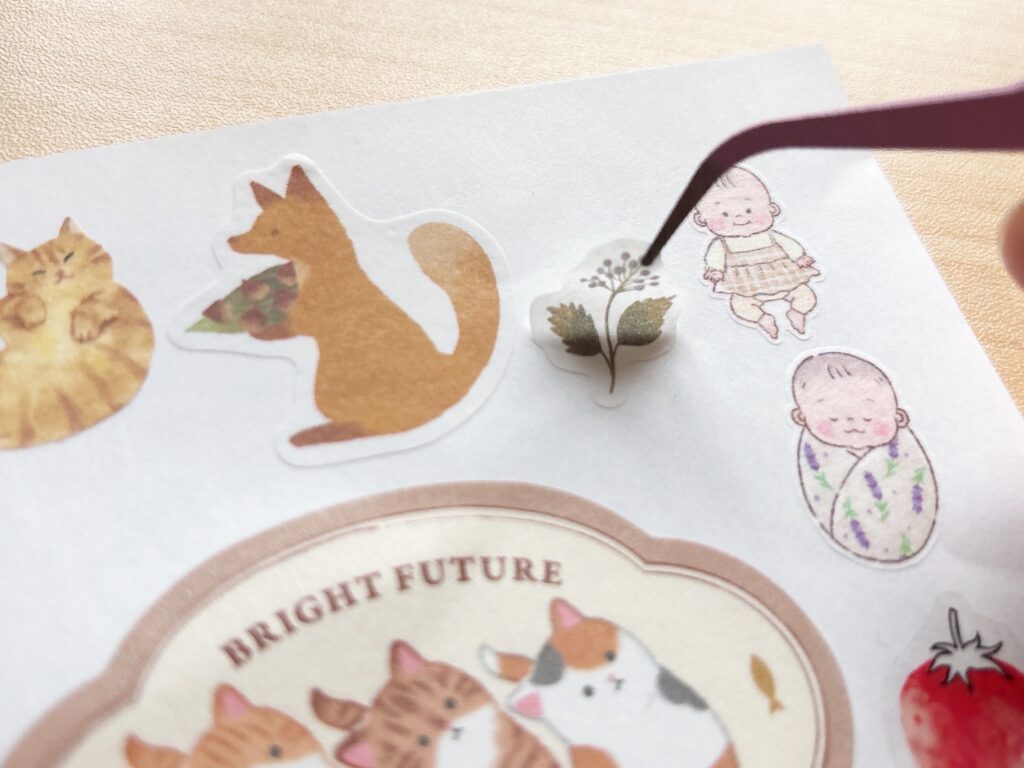 剥離紙シートにシールを貼ろうとしている様子