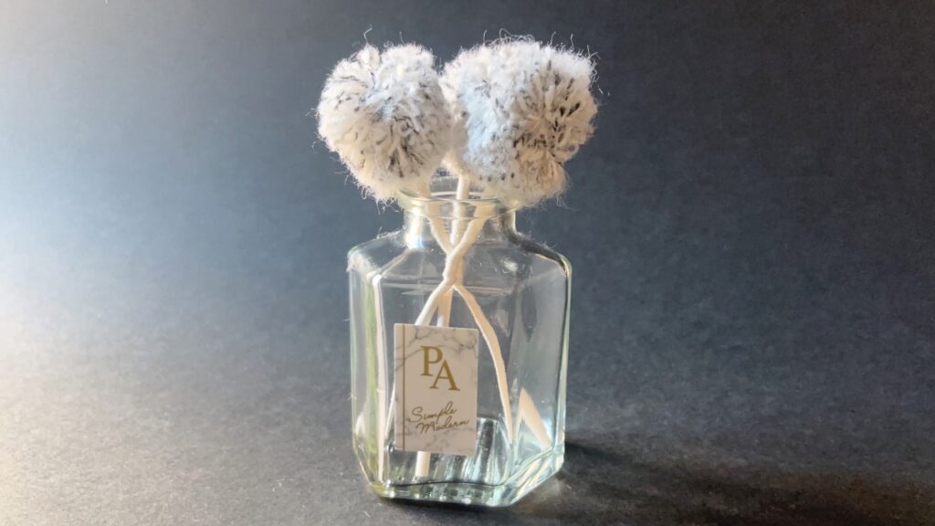 セリアのミニはたきをおしゃれな瓶に飾って収納