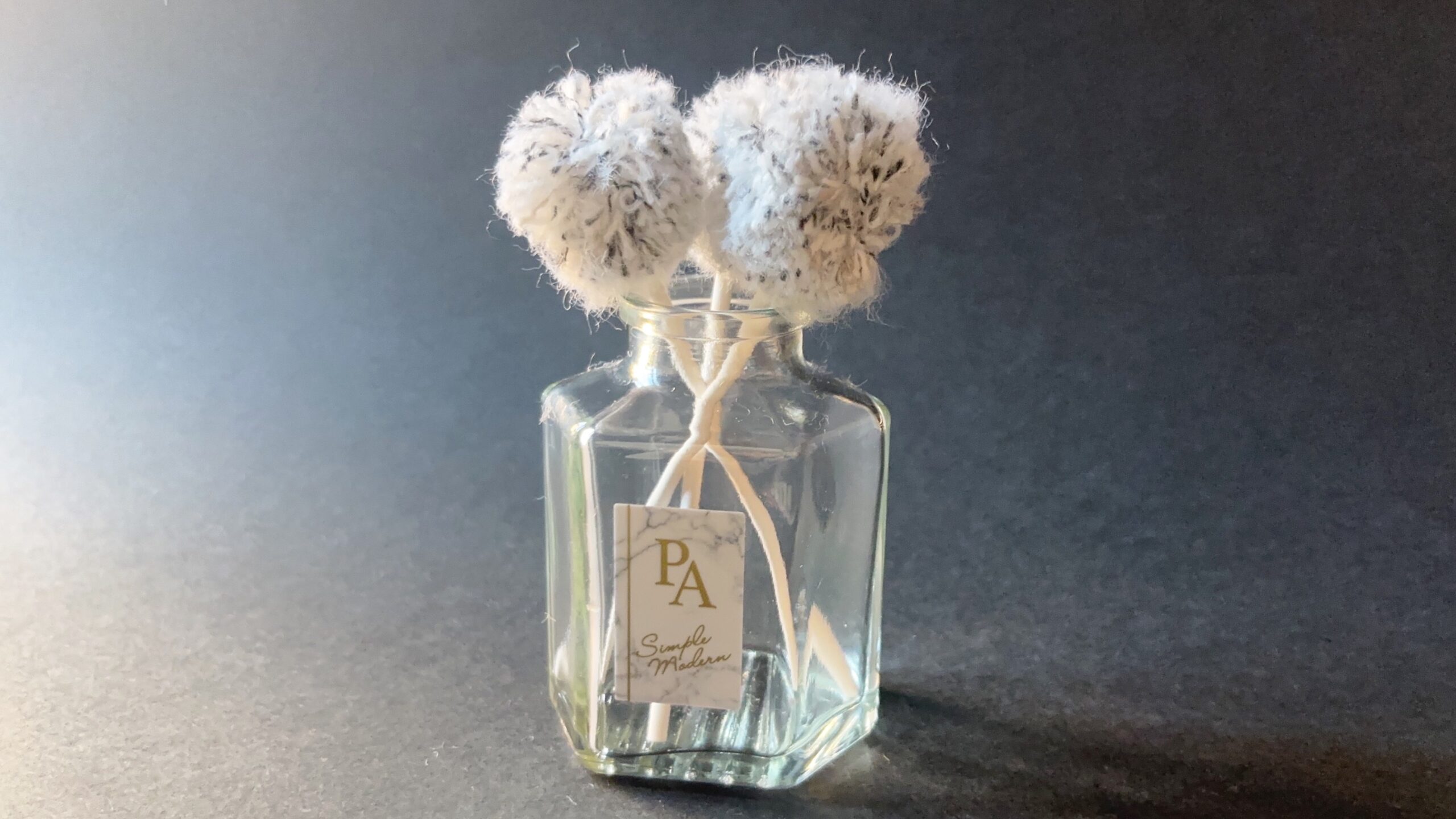 セリアのミニはたきをおしゃれに飾っている