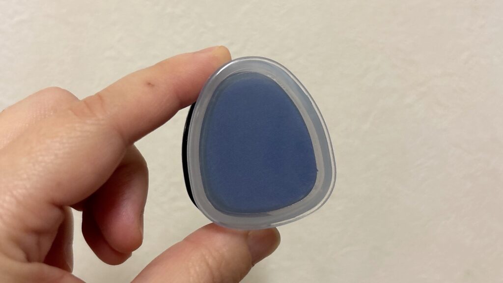 布に押せるスタンプインクパッドを持っている画像