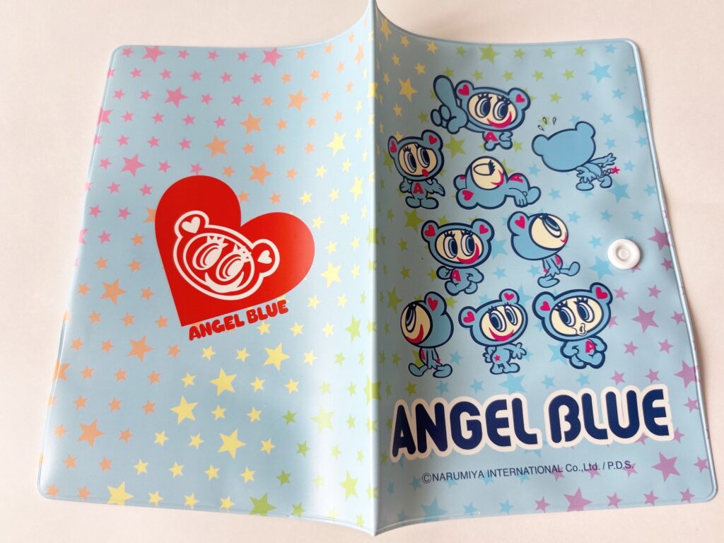 セリアのエンジェルブルーお薬手帳ケースの表紙と背表紙を広げて見せている画像