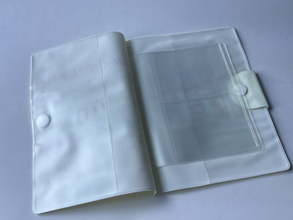 セリアのニャッキ!お薬手帳ケースの中側を見せている画像